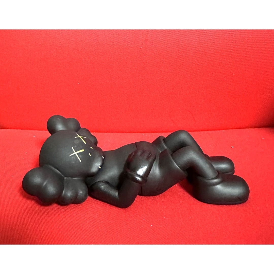 KAWS モチーフ フィギュア