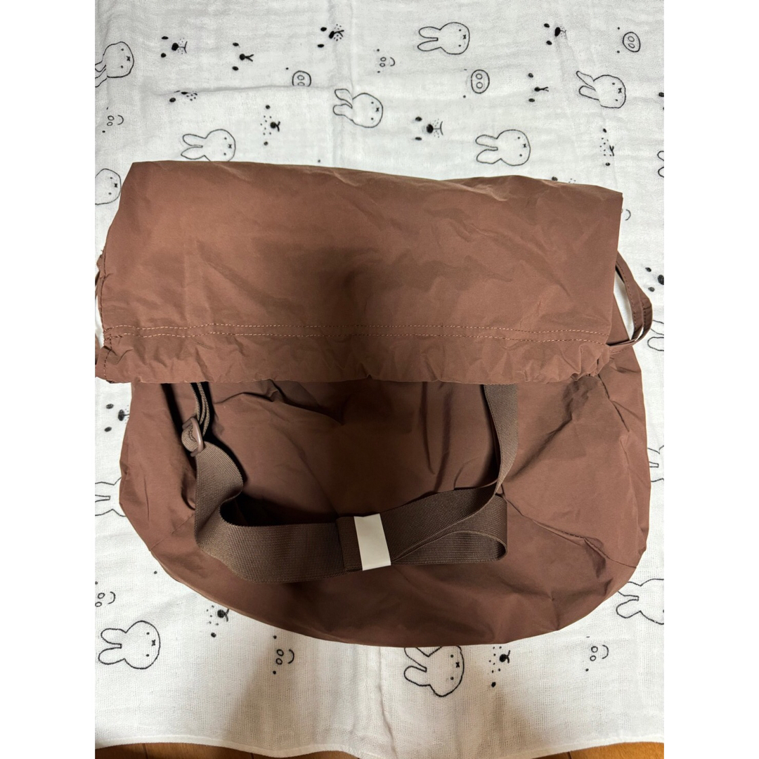 UNIQLO(ユニクロ)のUNIQLOドローストリングショルダーバッグ　ブラウン レディースのバッグ(ショルダーバッグ)の商品写真