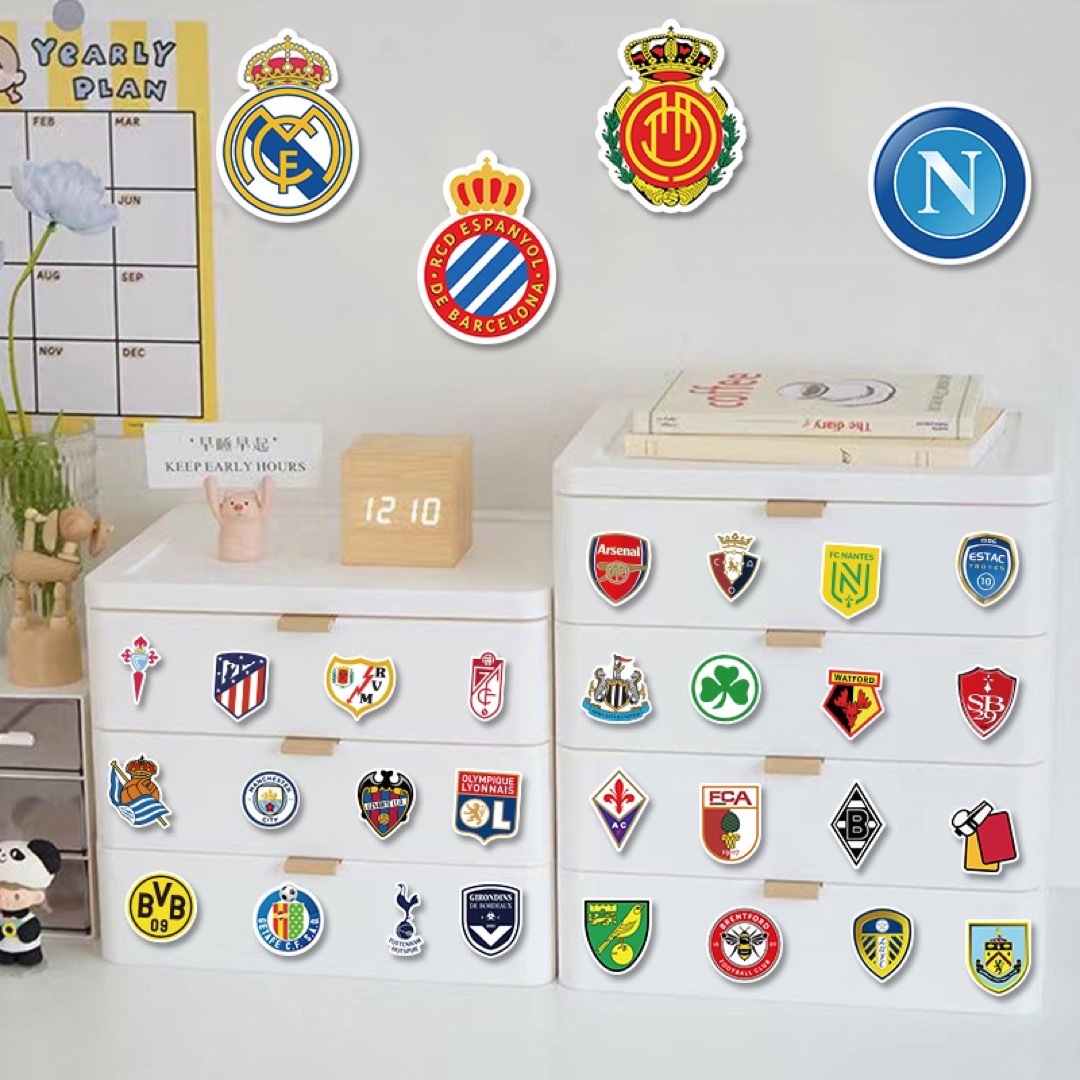サッカークラブのクレストステッカー　シール　PVC防水ステッカー 100枚セット チケットのスポーツ(サッカー)の商品写真