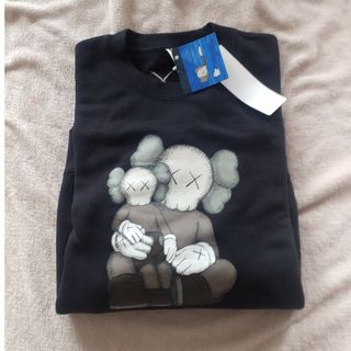 ユニクロ(UNIQLO)の【新品　Sサイズ】UNIQLO KAWS ユニクロカウズ　スウェット　長袖(トレーナー/スウェット)