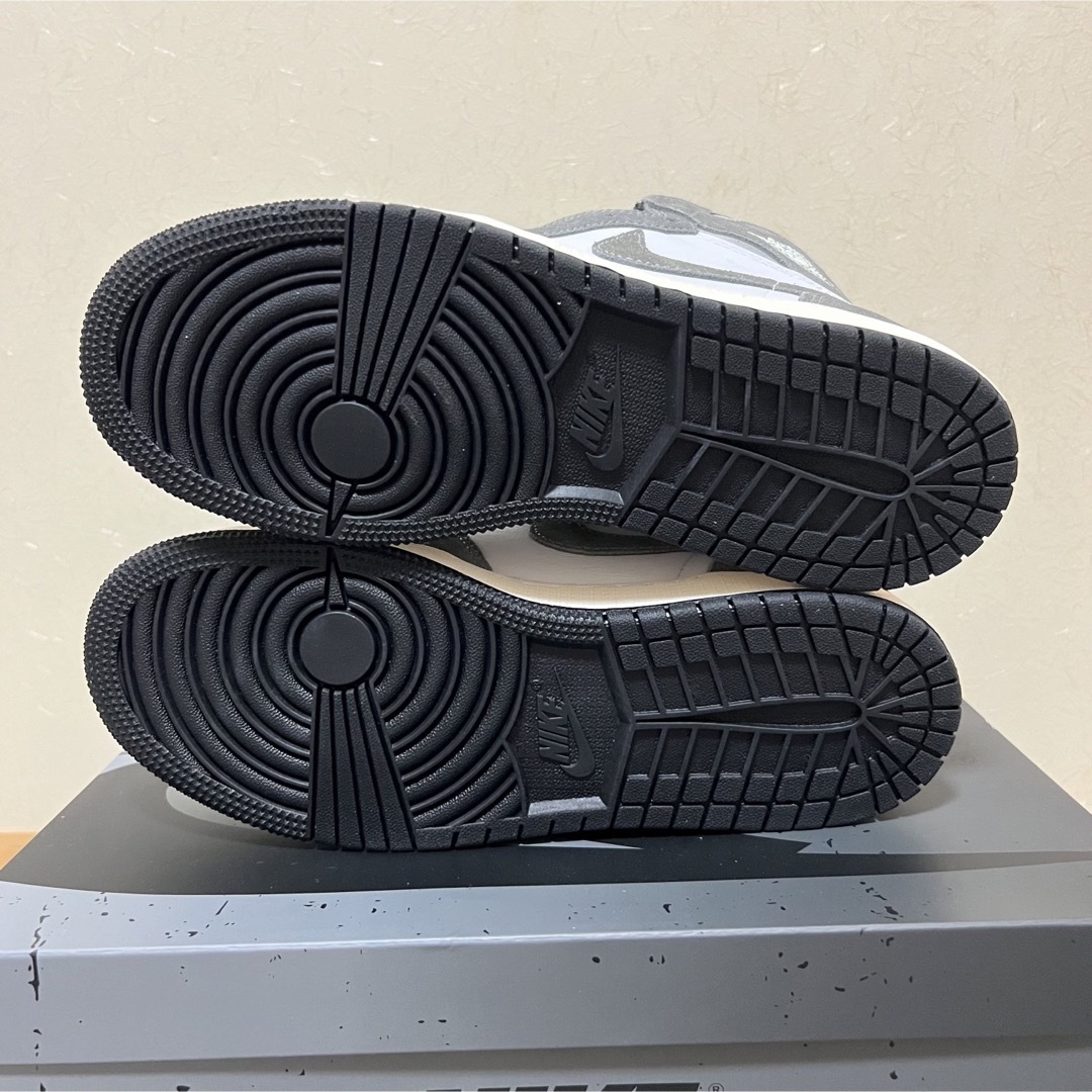NIKE - ナイキ エアジョーダン1 レトロ ハイ OG スモークグレー NIKE - ナイキ エアジョーダン1 レトロ ハイ OG スモークグレー