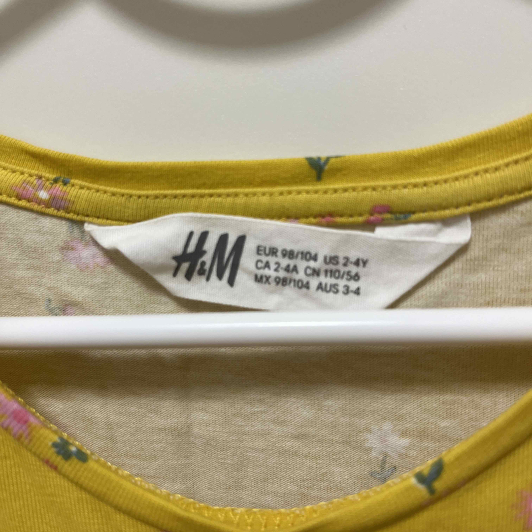 H&M(エイチアンドエム)の100 女の子 トップス イエロー 黄色 花柄 キッズ/ベビー/マタニティのキッズ服女の子用(90cm~)(Tシャツ/カットソー)の商品写真