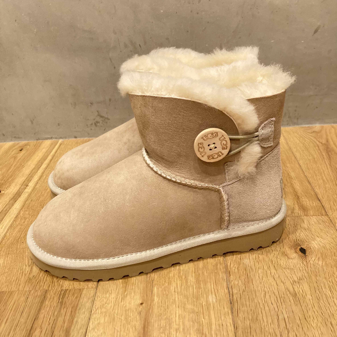 新品送料込み　UGG アグ　ベイリーボタン　サンド　24cm