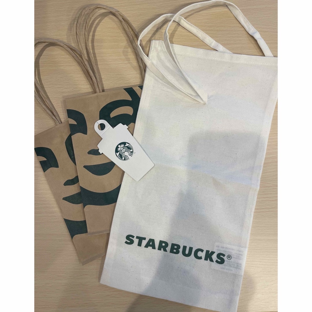 Starbucks(スターバックス)のStarbucks ミニサイズ紙袋2枚とラッピングパック インテリア/住まい/日用品のオフィス用品(ラッピング/包装)の商品写真