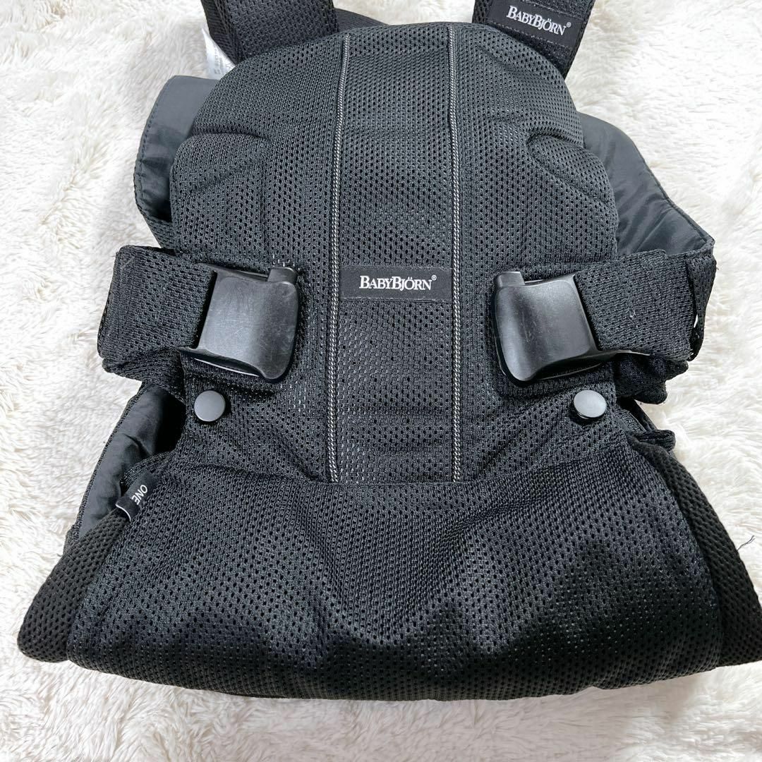 BABYBJORN(ベビービョルン)の【人気】ベビービョルン 抱っこ紐 ONE メッシュ ブラック 外出必須アイテム キッズ/ベビー/マタニティの外出/移動用品(抱っこひも/おんぶひも)の商品写真