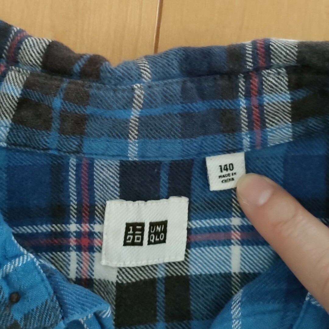 UNIQLO(ユニクロ)の【値下げ】チェックシャツ　キッズ　男の子　青　140サイズ キッズ/ベビー/マタニティのキッズ服女の子用(90cm~)(Tシャツ/カットソー)の商品写真