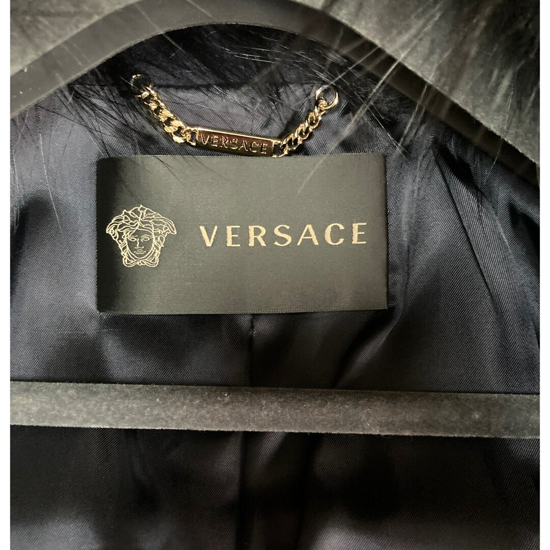 VERSACE(ヴェルサーチ)の⭐️未使用⭐️ヴェルサーチ⭐️コート⭐️ジャケット⭐️FOX⭐️レザー⭐️ レディースのジャケット/アウター(ロングコート)の商品写真