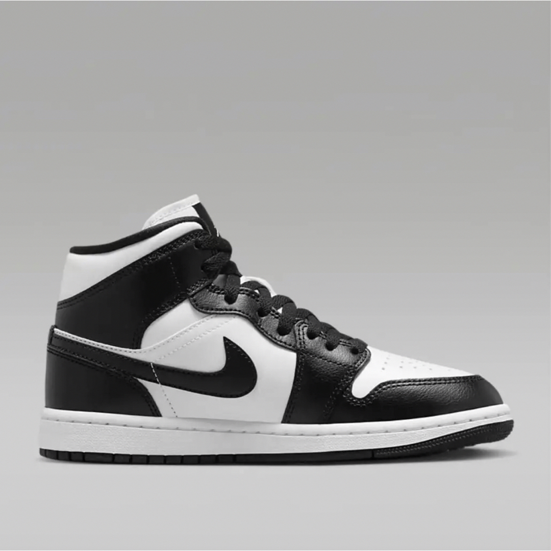 Jordan Brand（NIKE）(ジョーダン)の【新品】NIKE AIR JORDAN 1 MID  パンダ　ホワイト/ブラック レディースの靴/シューズ(スニーカー)の商品写真