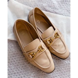 ザラ(ZARA)のZARAローファー  ベージュ(ローファー/革靴)