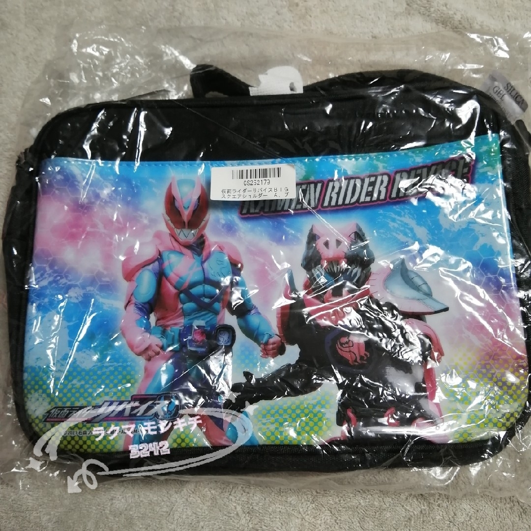 仮面ライダーリバイスBigスクエアショルダーバッグ キッズ/ベビー/マタニティのこども用バッグ(その他)の商品写真