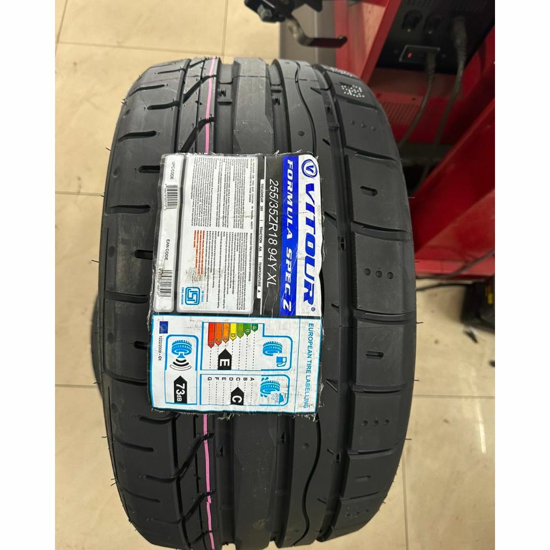 255/35R18 新品未使用 タイヤ 2本 送料無料！18インチ