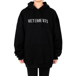 ヴェトモン(VETEMENTS)のVETEMENTS クリスタル ロゴ プルオーバー ラインストーン パーカー(パーカー)