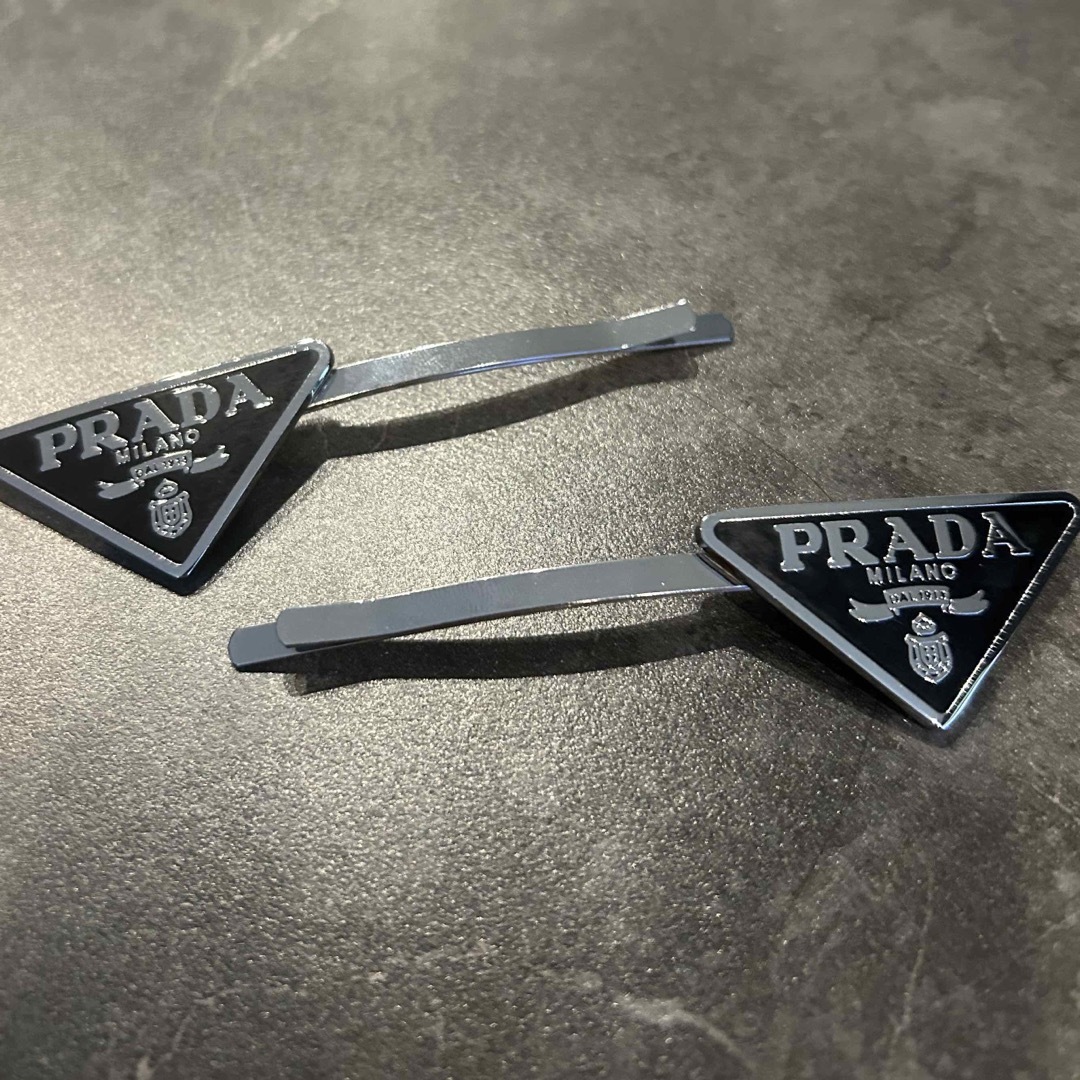 PRADA(プラダ)の新品未使用(人気)PRADA ヘアピン 海外ノベルティ  レディースのヘアアクセサリー(ヘアピン)の商品写真