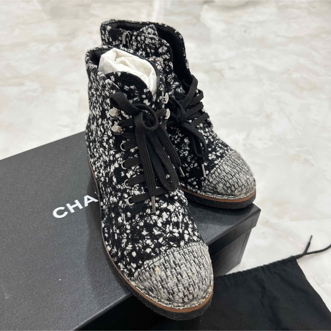 CHANEL(シャネル)の激レア　シャネル　ツイード　ココマーク　ツイードブーツ レディースの靴/シューズ(ブーツ)の商品写真