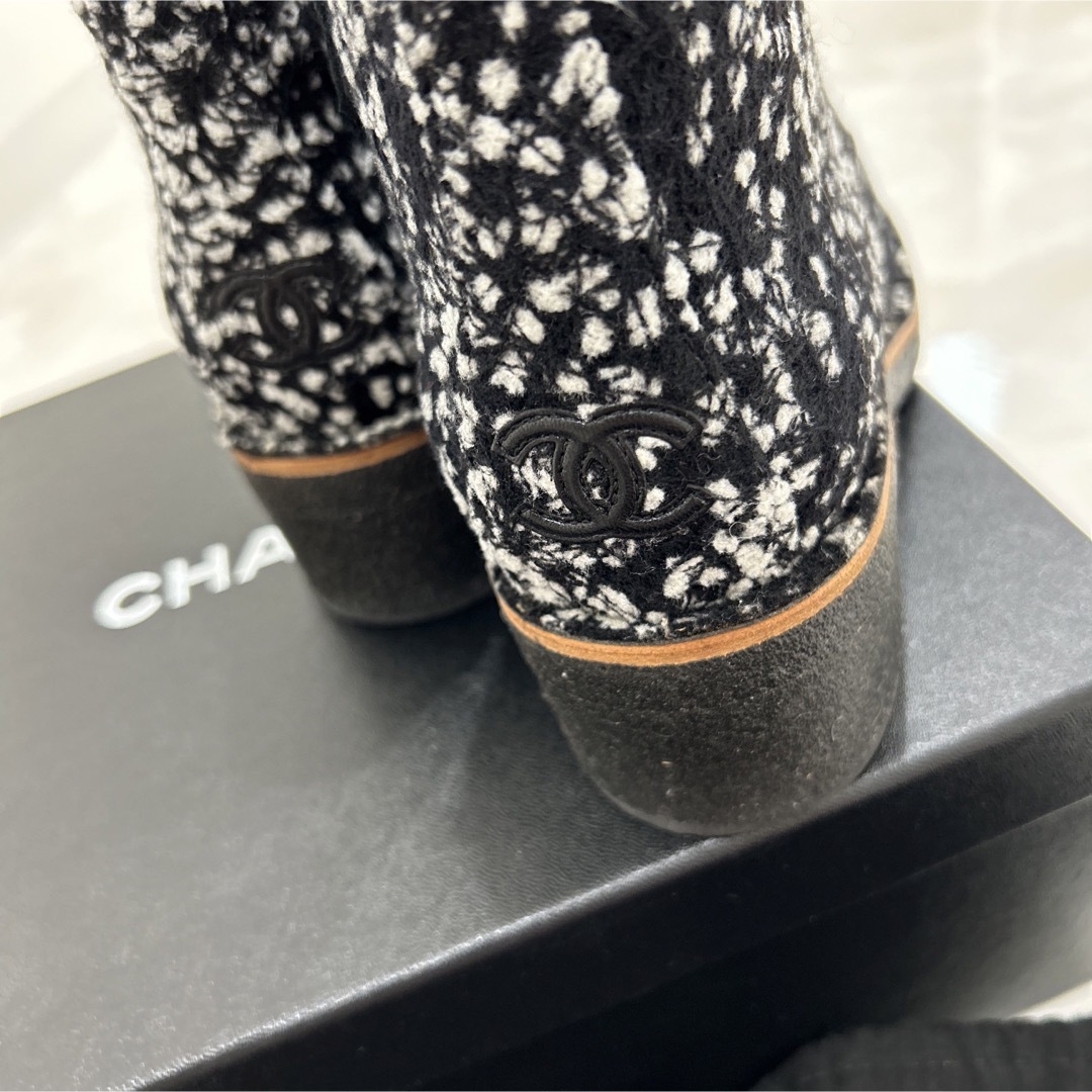 CHANEL(シャネル)の激レア　シャネル　ツイード　ココマーク　ツイードブーツ レディースの靴/シューズ(ブーツ)の商品写真