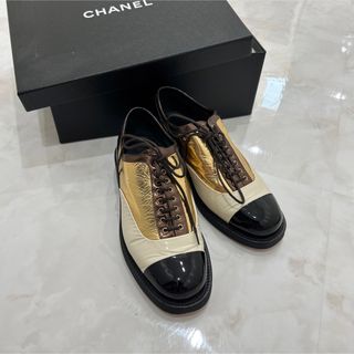 シャネル(CHANEL)のシャネル　パテント ココマーク レースアップ　 ローファーゴールドメタリック(ローファー/革靴)