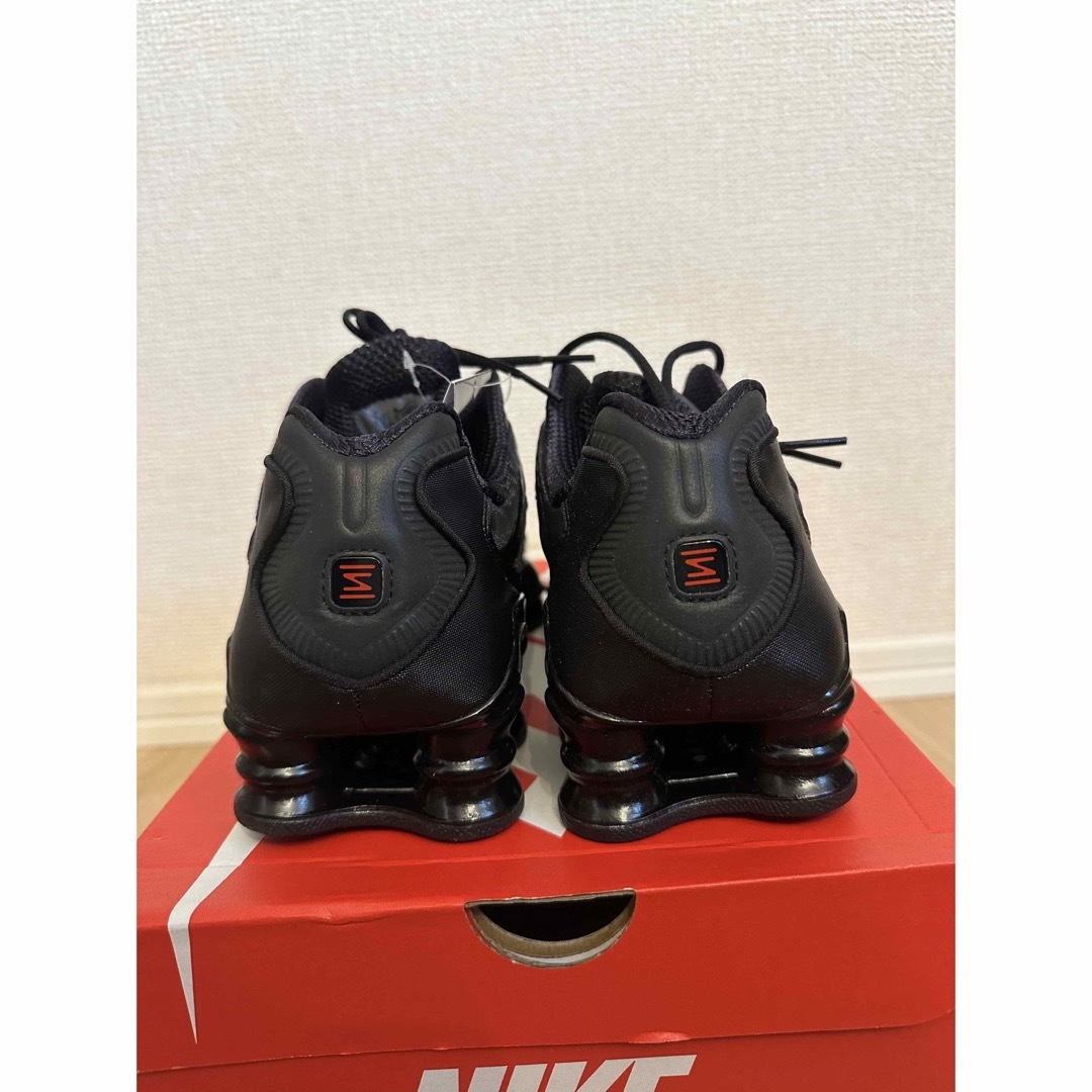 NIKE(ナイキ)のNike WMNS Shox TL "Black and Max Orange" メンズの靴/シューズ(スニーカー)の商品写真