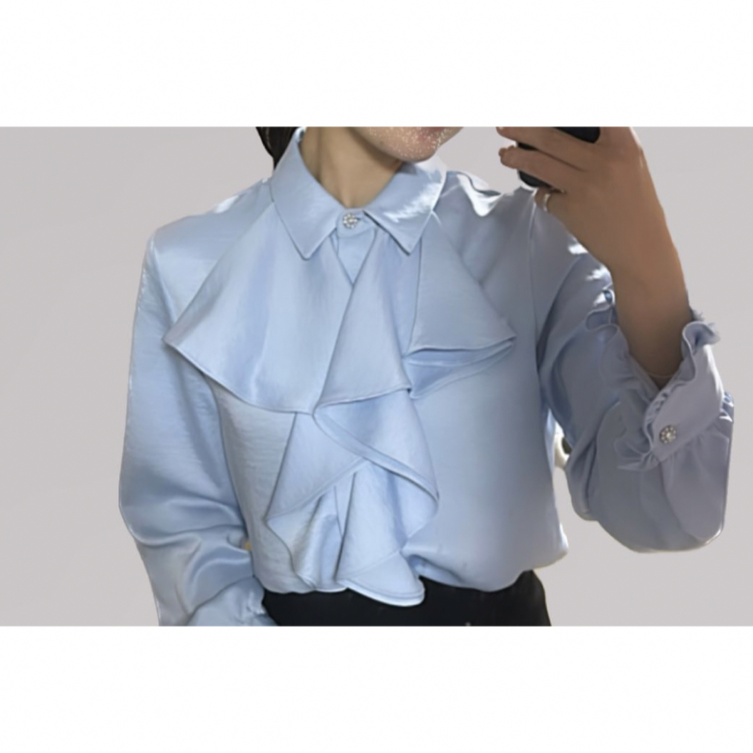 ZARA(ザラ)の【ZARA】フリルつきサテンシャツ　blue レディースのトップス(シャツ/ブラウス(長袖/七分))の商品写真