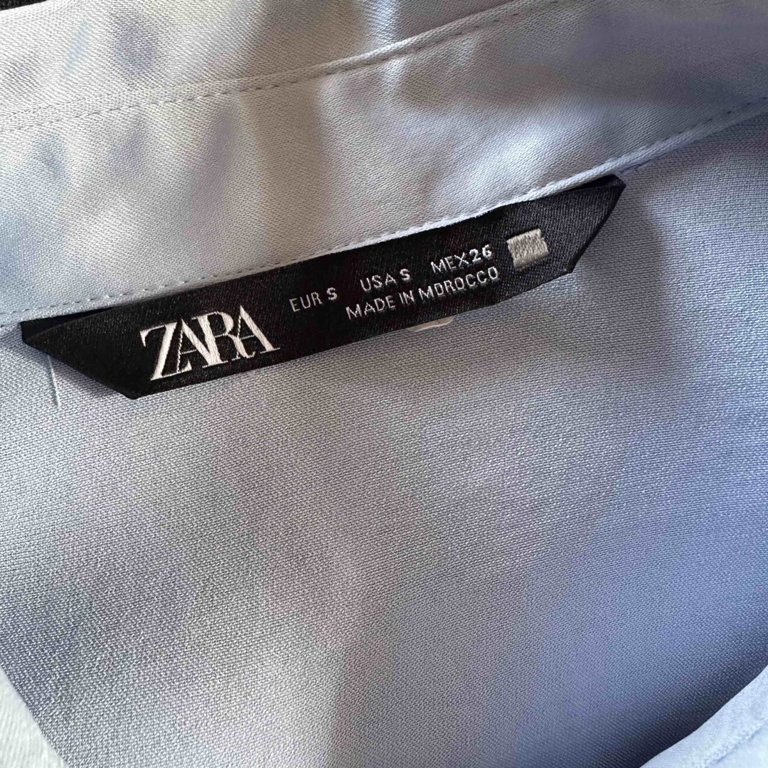 ZARA(ザラ)の【ZARA】フリルつきサテンシャツ　blue レディースのトップス(シャツ/ブラウス(長袖/七分))の商品写真