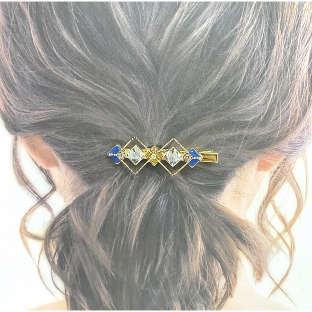 ヘアクリップ　パイソン柄×ブルー　ヘアピン　ハンドメイド　ヘアアクセサリー レディースのヘアアクセサリー(バレッタ/ヘアクリップ)の商品写真