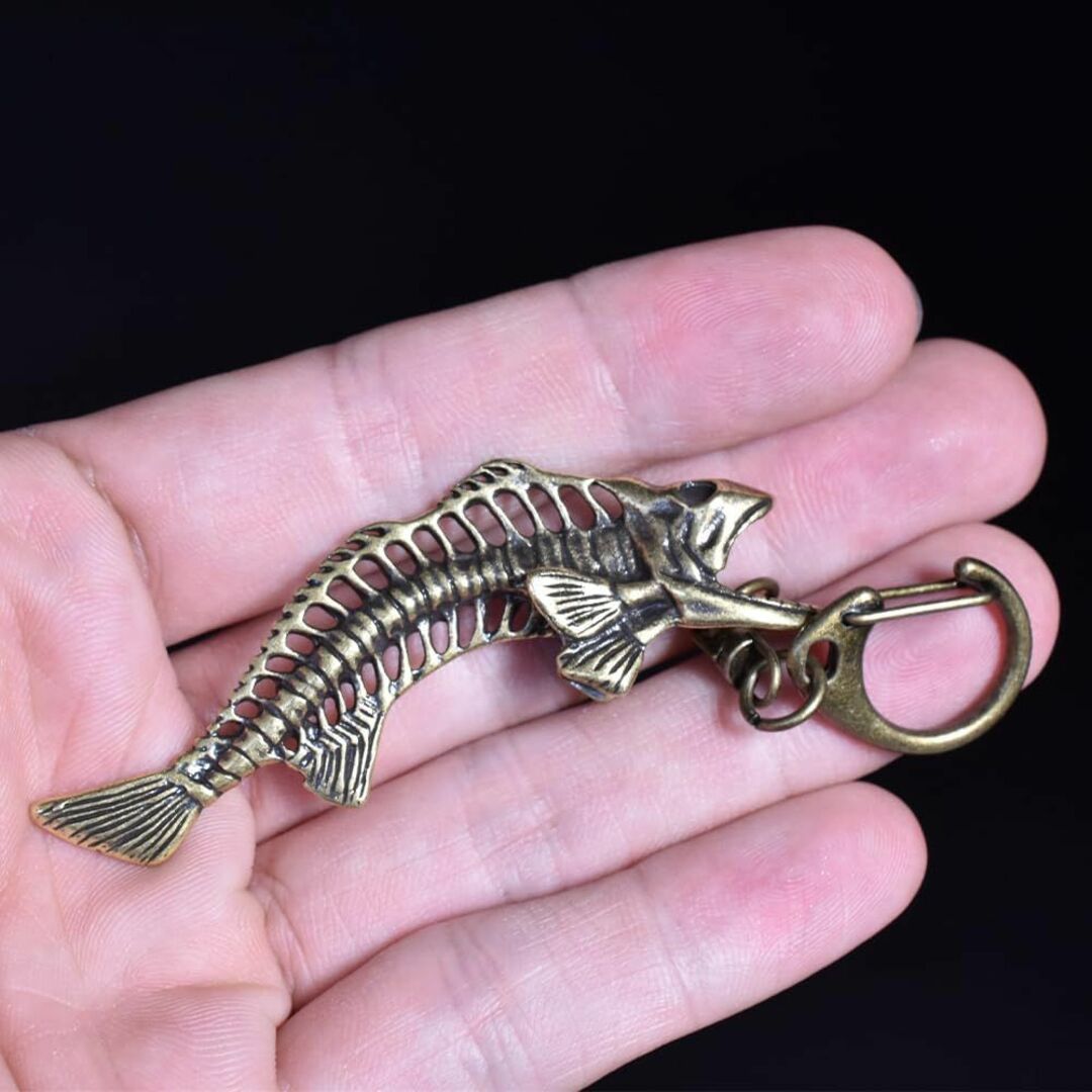 魚の骨 置物 ペンダントトップ 真鍮 フィッシュボーン 真鍮 キーホルダー ピラ メンズのメンズ その他(その他)の商品写真