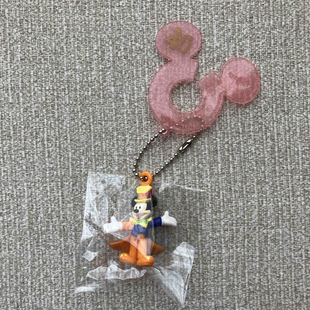 Disney - ディズニーリゾート40周年☆お菓子の留め具&フィギュア ...