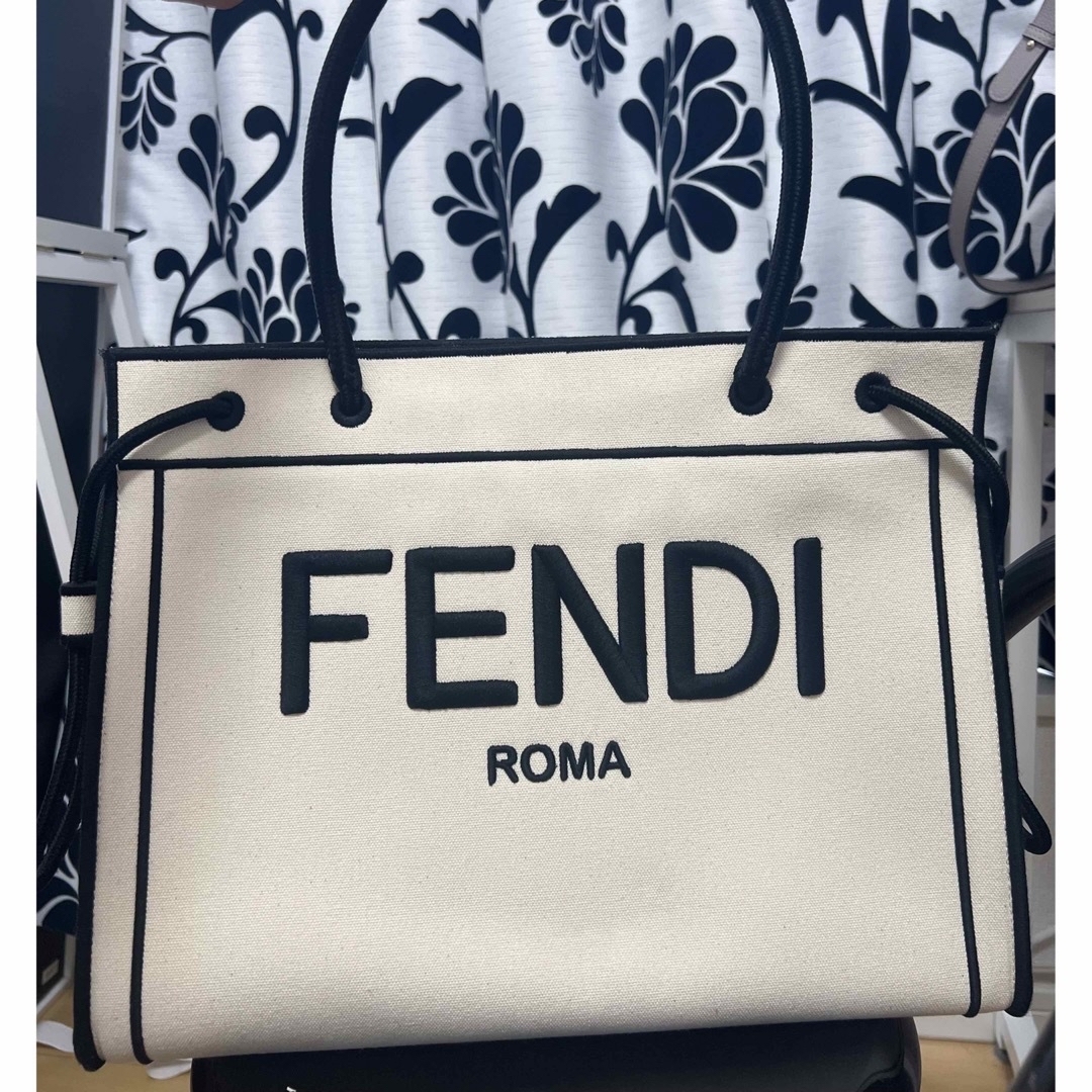FENDI(フェンディ)のフェンディ FENDI ロゴ ローマ ショッパー トートバッグ キャンバス レディースのバッグ(ハンドバッグ)の商品写真