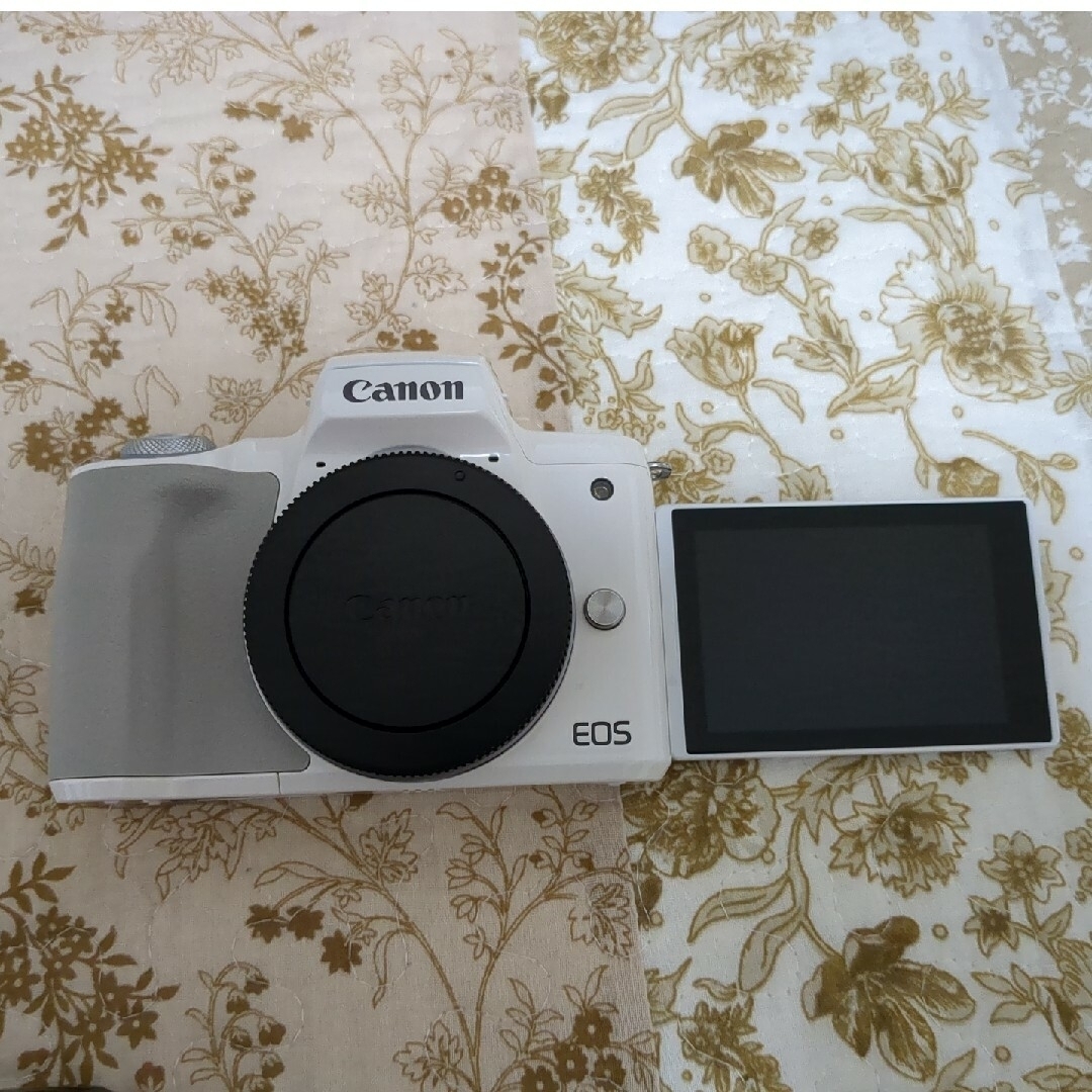 Canon(キヤノン)の【中古】Canon  EOS KISS M＋Canon限定品おまけ付き スマホ/家電/カメラのカメラ(ミラーレス一眼)の商品写真