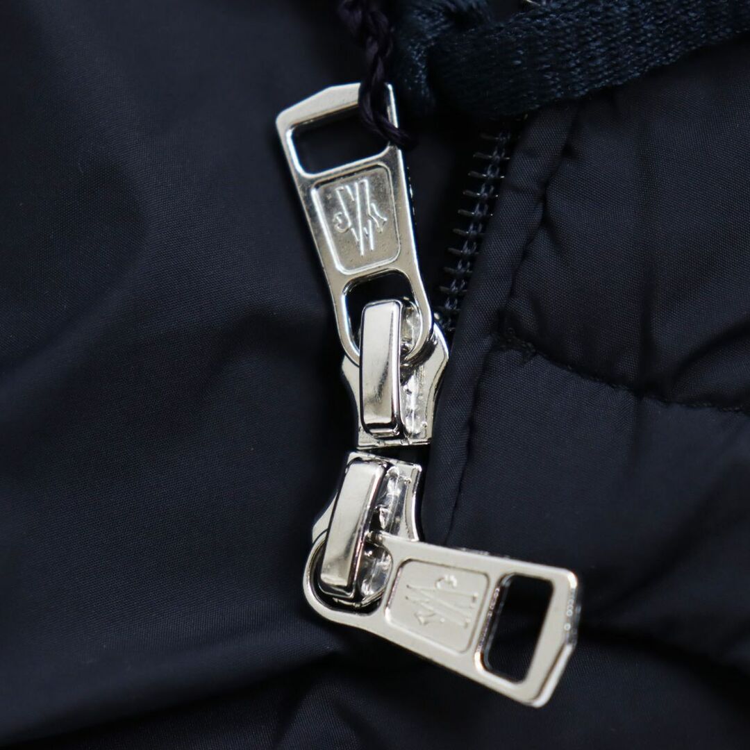 MONCLER(モンクレール)の未使用品●20SS MONCLER モンクレール YERES/イエール ロゴワッペン付き WZIP ライトダウンジャケット ダークネイビー 6 正規品 タグ付き メンズのジャケット/アウター(ダウンジャケット)の商品写真