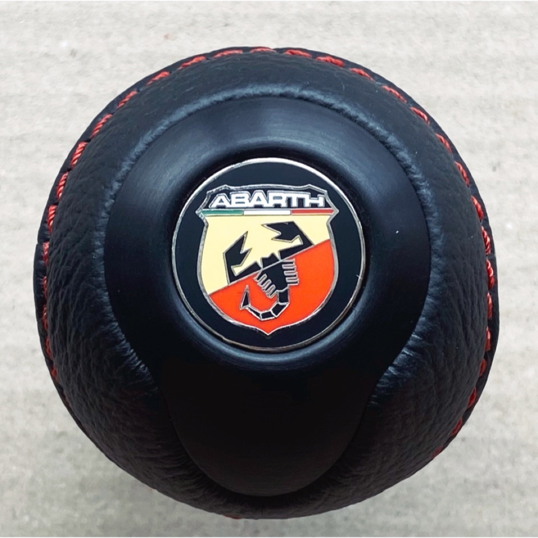 ABARTH（アバルト）　新品・未使用　アルミ＋レザーシフトノブ　BLACK社製 自動車/バイクの自動車(車内アクセサリ)の商品写真