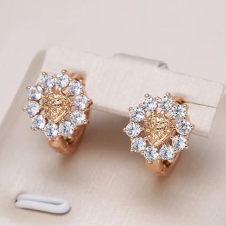 セール❣️【14KGP】苺 フラワー キラキラ 小粒ジルコン リングピアス(ピアス)