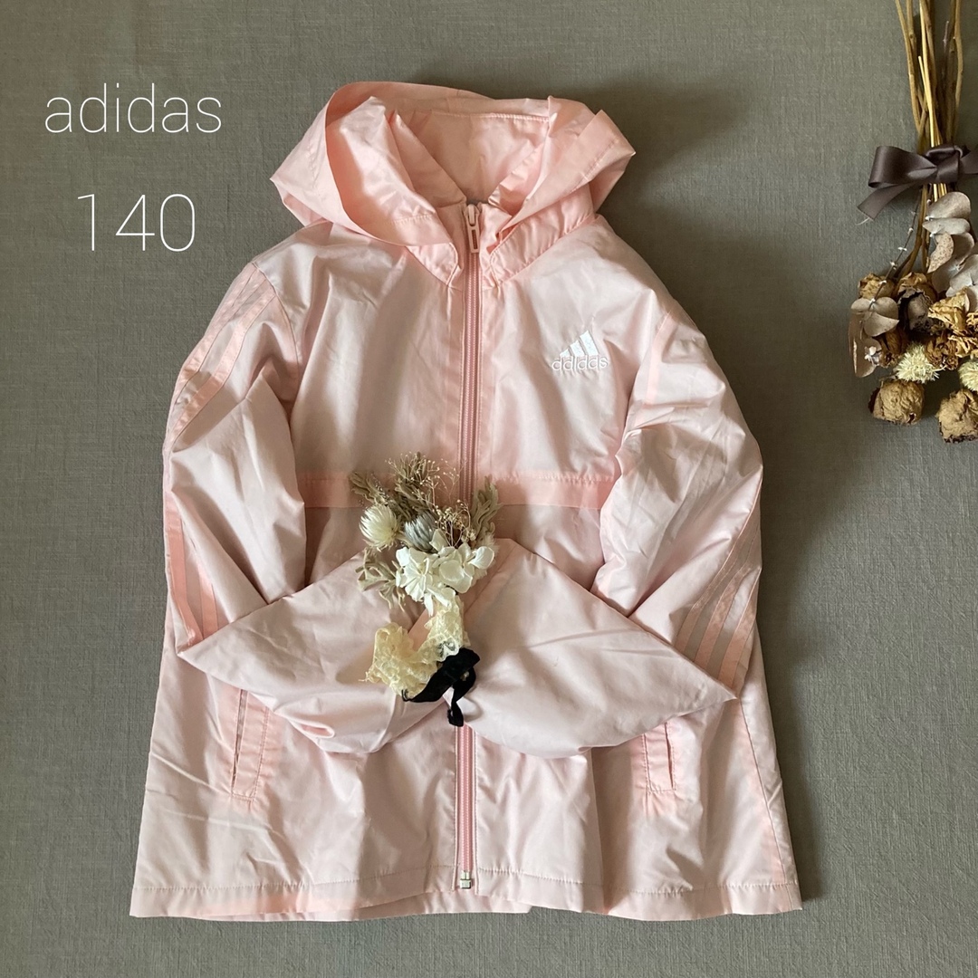 adidas(アディダス)のadidasアディダス✾ キラキラロゴ フード付 ナイロンパーカー140 キッズ/ベビー/マタニティのキッズ服女の子用(90cm~)(ジャケット/上着)の商品写真