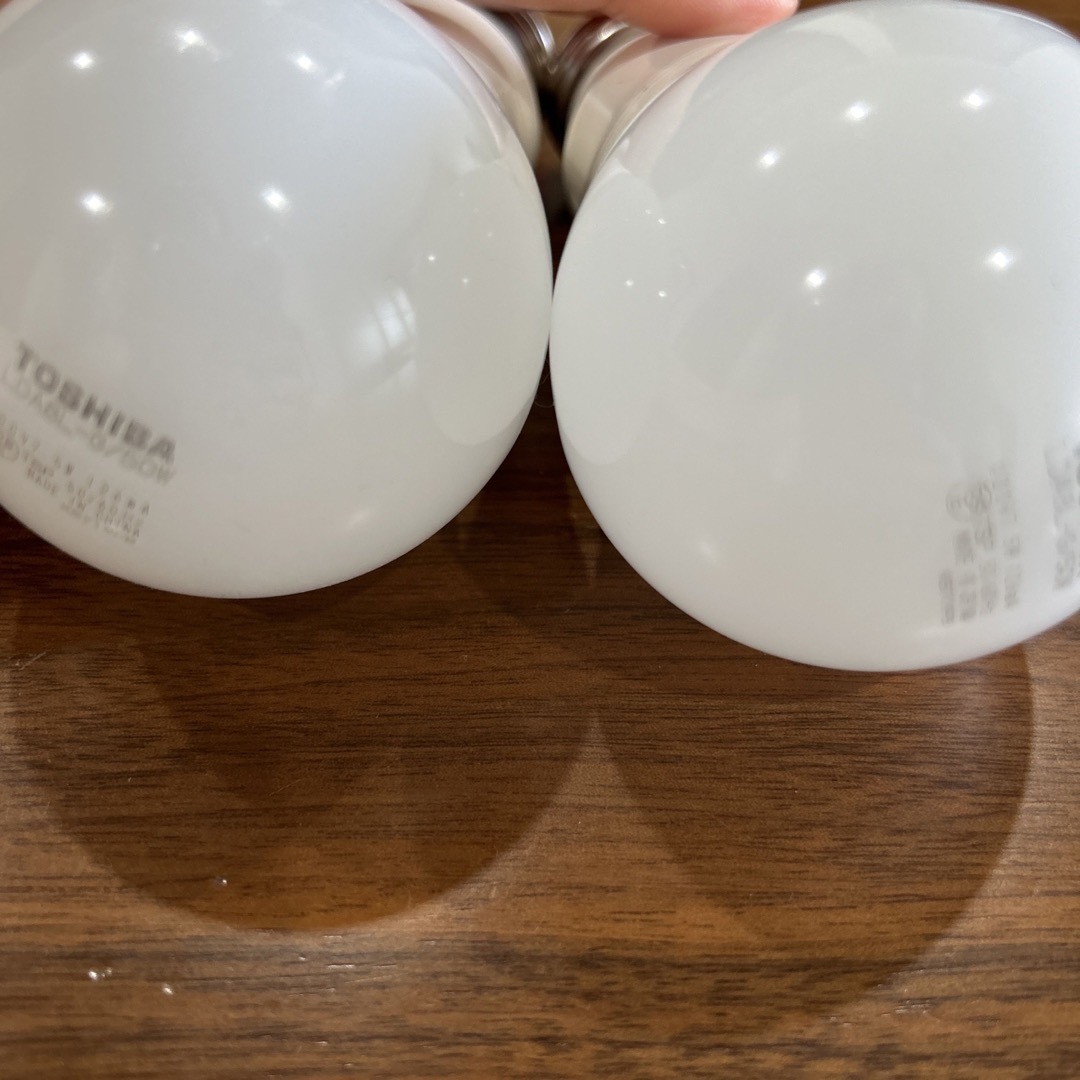 東芝(トウシバ)のLED電球　TOSHIBA 50W 2個セット インテリア/住まい/日用品のライト/照明/LED(蛍光灯/電球)の商品写真
