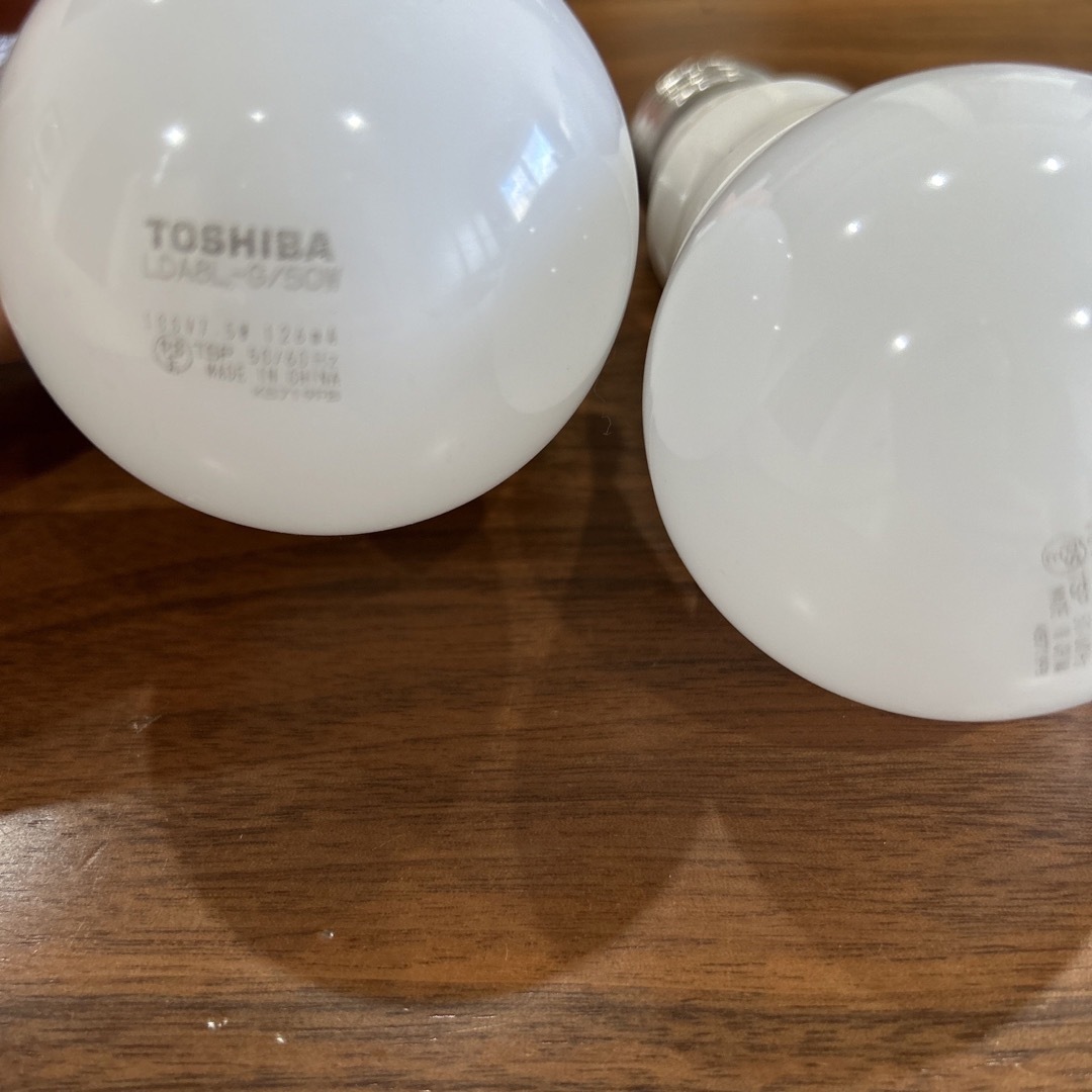 東芝(トウシバ)のLED電球　TOSHIBA 50W 2個セット インテリア/住まい/日用品のライト/照明/LED(蛍光灯/電球)の商品写真