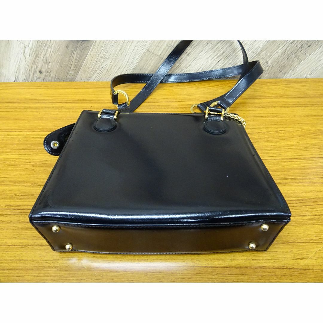 Gianni Versace(ジャンニヴェルサーチ)のK水006/ ヴェルサーチ レザー ブラック ハンドバッグ レディースのバッグ(ハンドバッグ)の商品写真