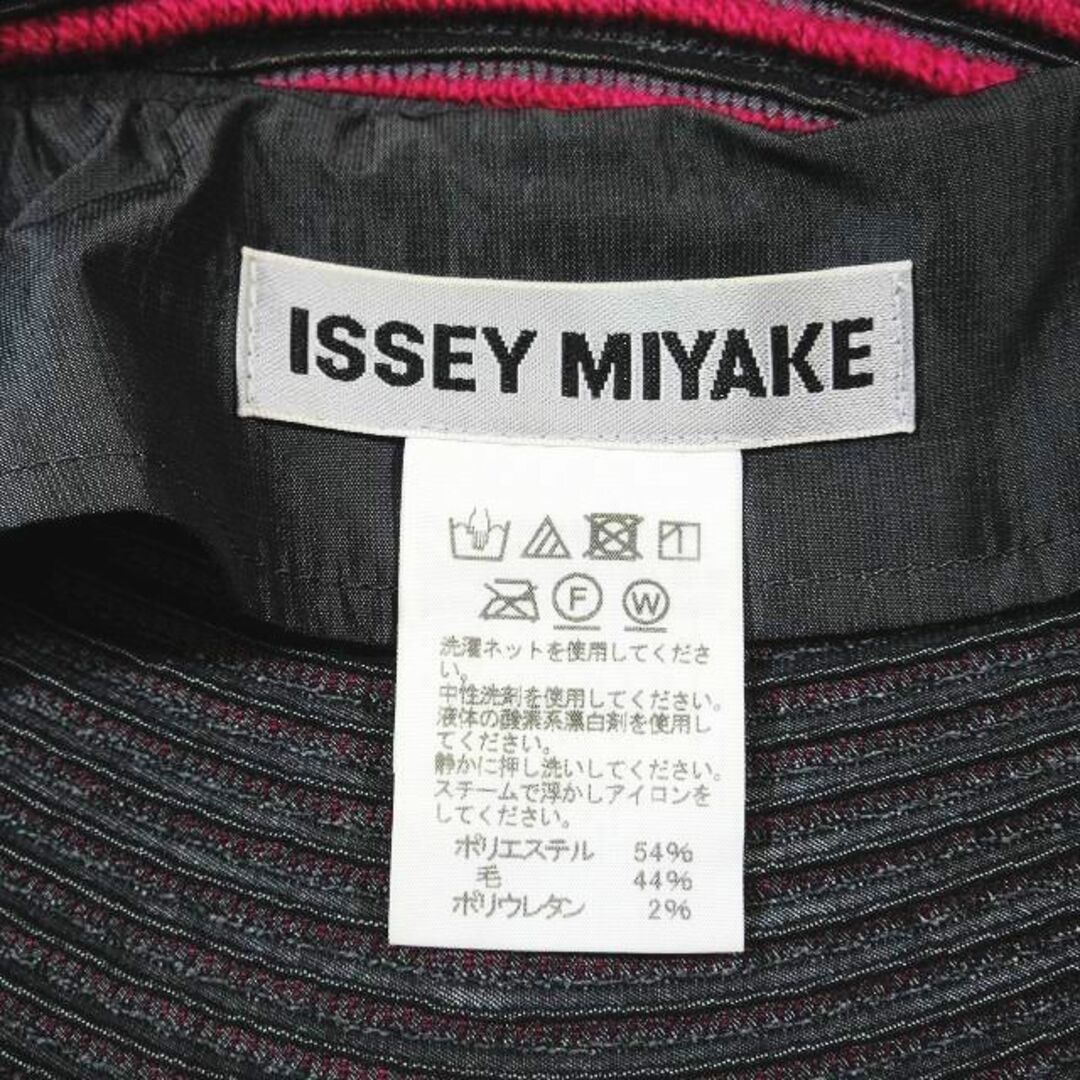 ISSEY MIYAKE(イッセイミヤケ)の2018 ISSEY MIYAKE プリーツ 変形 ジャケット 立体 波 曲線 レディースのジャケット/アウター(その他)の商品写真