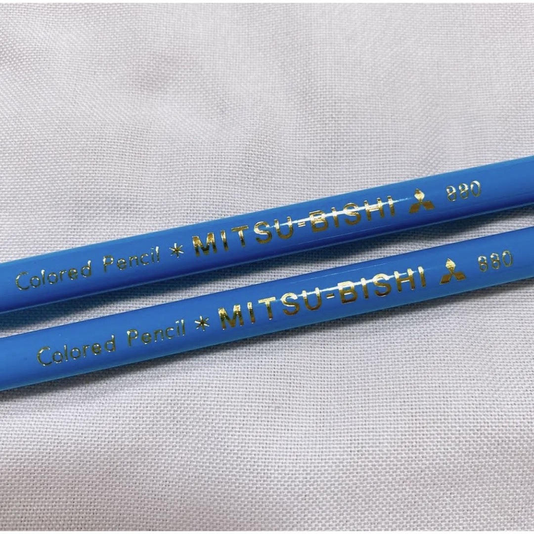三菱(ミツビシ)の三菱 MITSUBISHI 色鉛筆 えんぴつ 水色 2本 新品未使用 送料込み！ エンタメ/ホビーのアート用品(色鉛筆)の商品写真