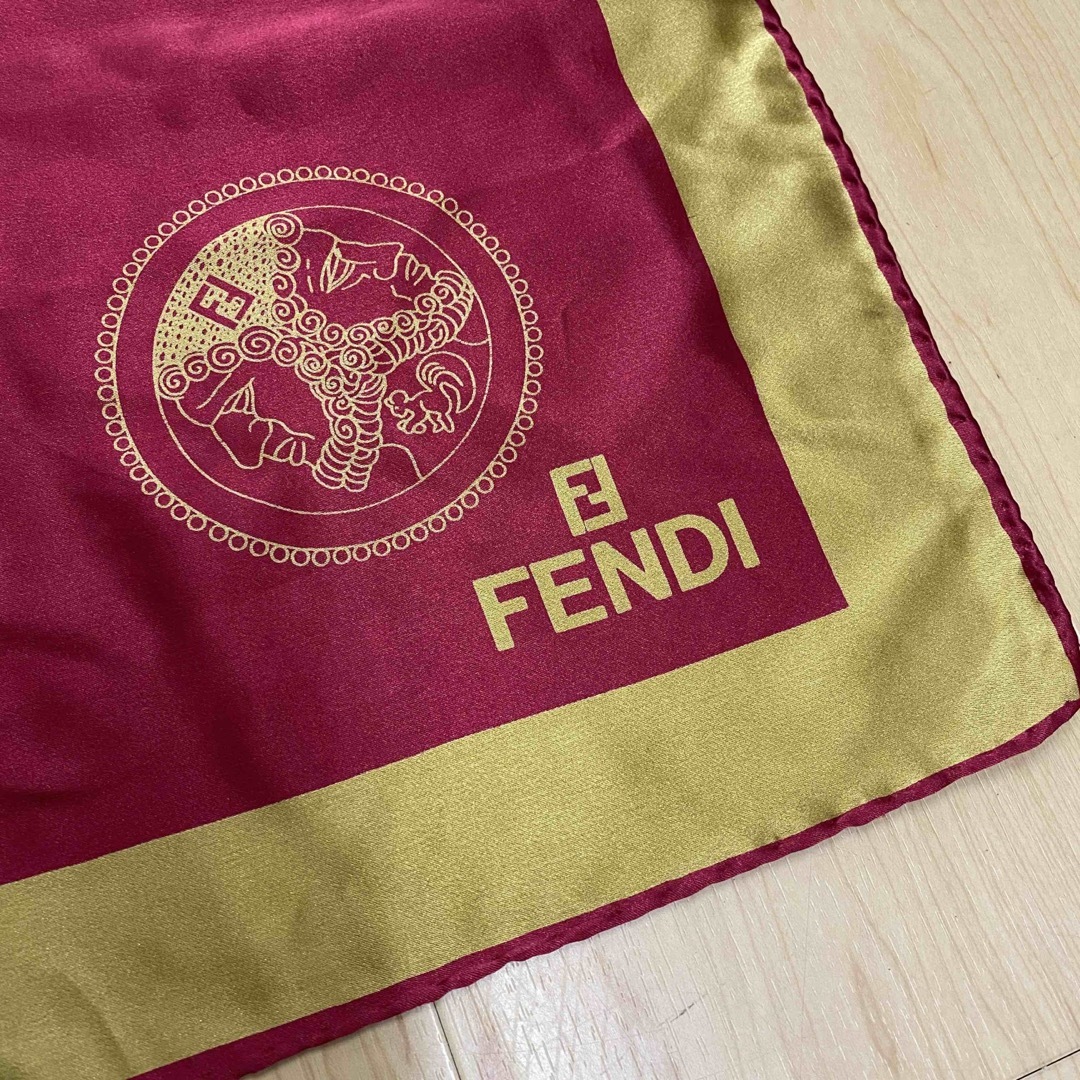 FENDI(フェンディ)のFENDI　フェンディ スカーフ　レッド　ゴールド　顔　no.14 レディースのファッション小物(バンダナ/スカーフ)の商品写真