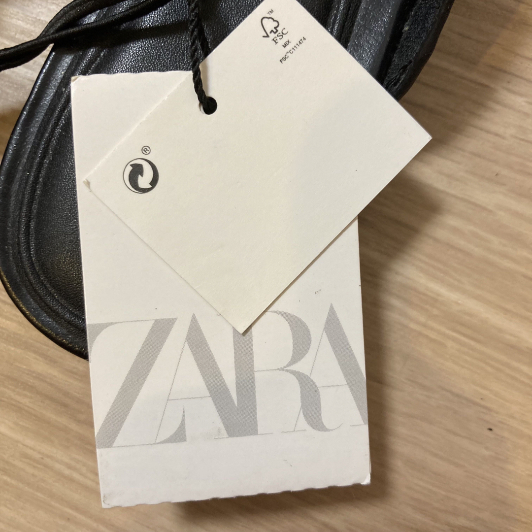 ZARA(ザラ)の【新品・タグ付き】ザラ　ZARA  ミュールローファー　チェーン　39　ブラック レディースの靴/シューズ(ミュール)の商品写真