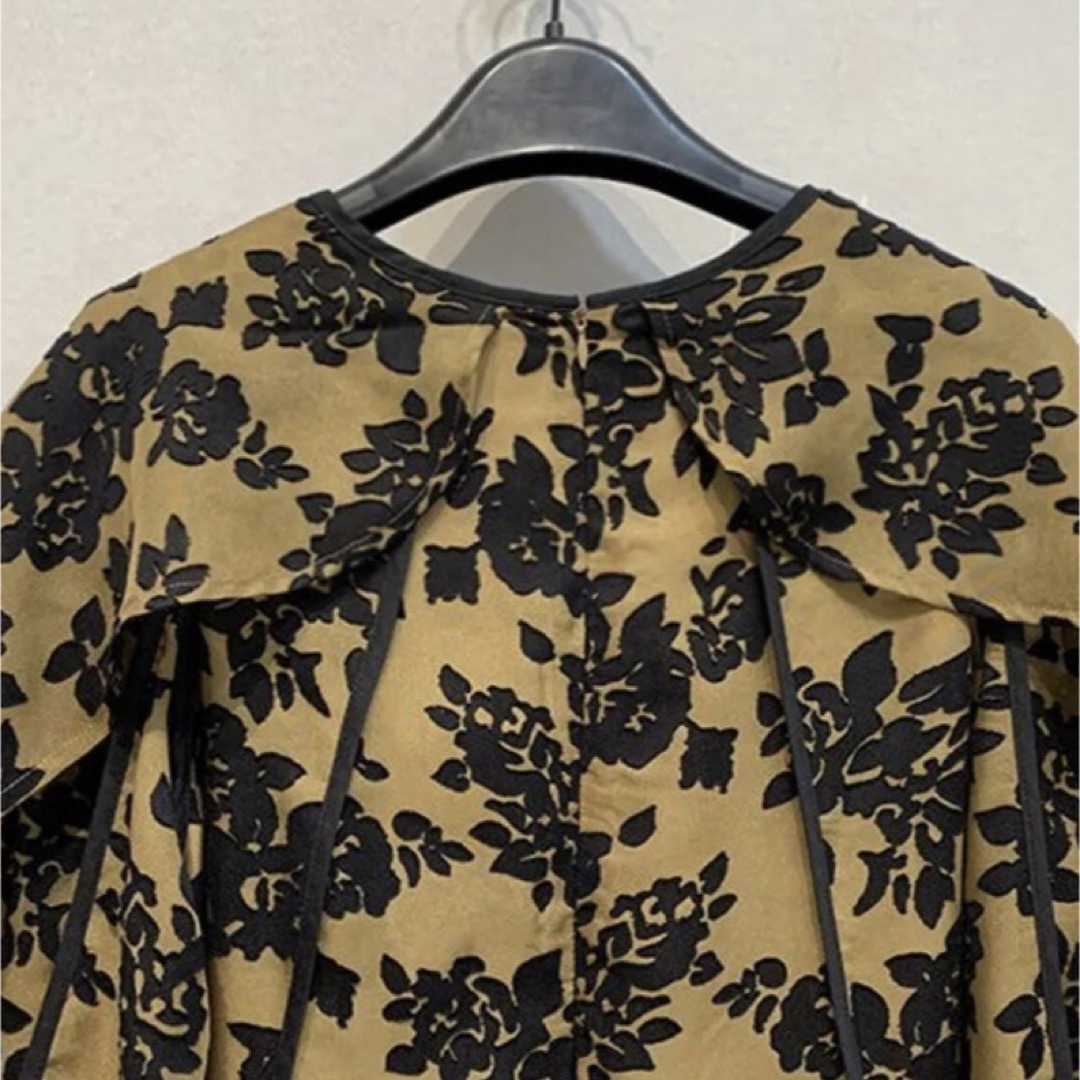 flower jacquard bi color piping OPの通販 by ♡♡♡｜ラクマ