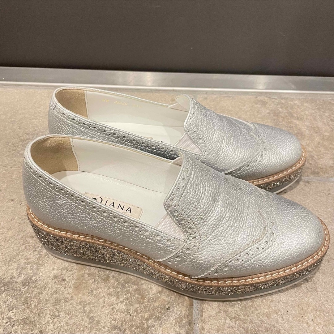 DIANA(ダイアナ)のDIANA ダイアナ ウイングチップ スリッポン グリッター レディースの靴/シューズ(ローファー/革靴)の商品写真