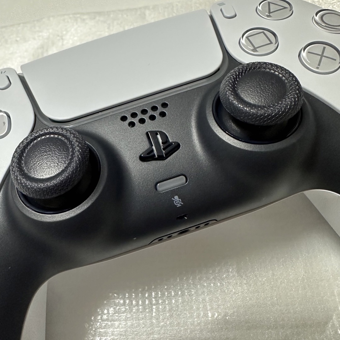 【新品】PS5 DualSense ワイヤレスコントローラー エンタメ/ホビーのゲームソフト/ゲーム機本体(その他)の商品写真