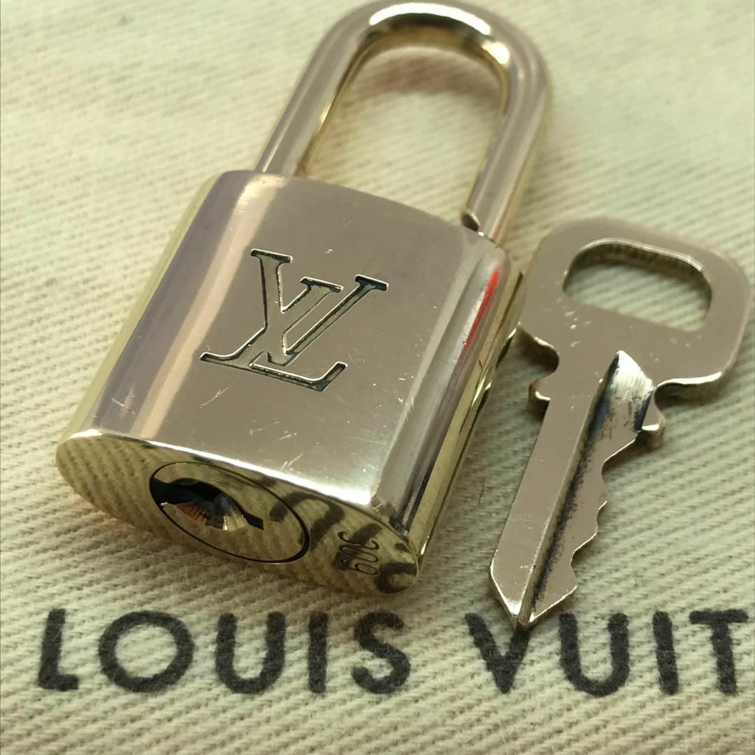 LOUIS VUITTON(ルイヴィトン)の美品★ ルイヴィトン ★ パドロック 309 カデナ 南京錠 鍵1本 ゴールド レディースのファッション小物(キーホルダー)の商品写真