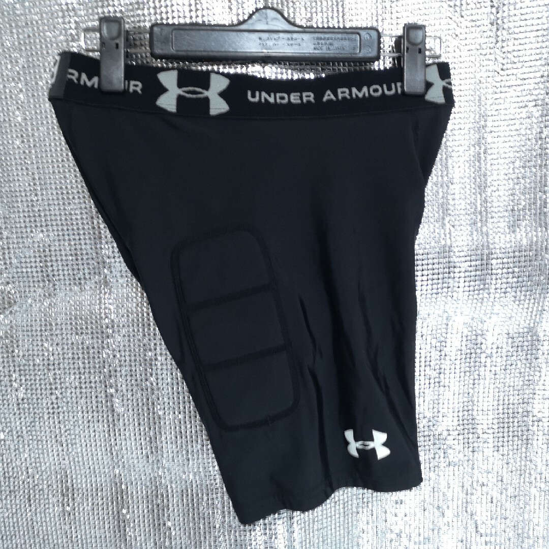 UNDER ARMOUR(アンダーアーマー)のサッカー部　スパッツ　ブラック　アンダーアーマー　XL スポーツ/アウトドアのサッカー/フットサル(ウェア)の商品写真