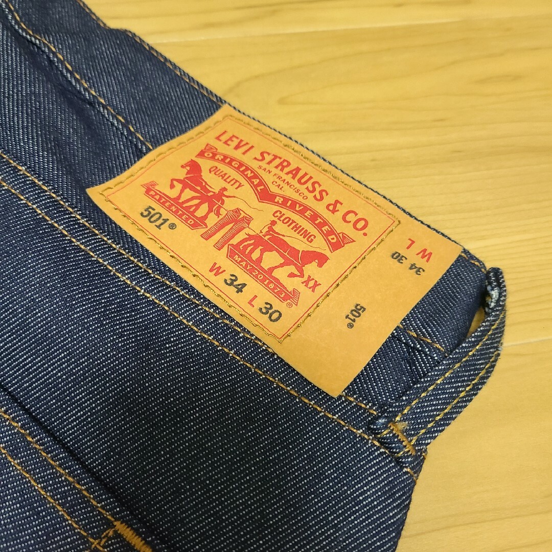 501(ゴーマルイチ)のリーバイス 501 ノンウォッシュ デニム 34サイズ インディゴ 新品未使用 メンズのパンツ(デニム/ジーンズ)の商品写真