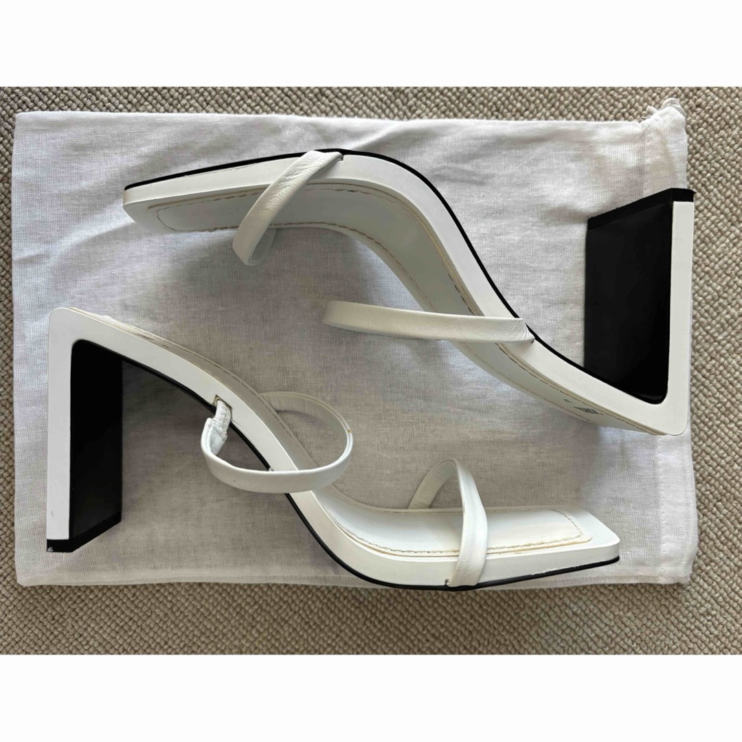 ZARA(ザラ)のZARA ザラ　ホワイトサンダル レディースの靴/シューズ(サンダル)の商品写真
