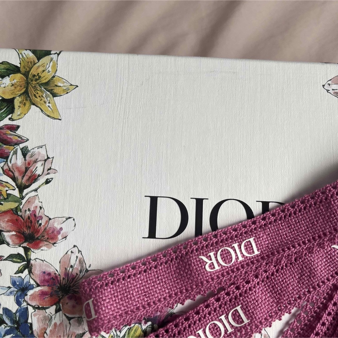 Dior(ディオール)のディオール DIOR ギフトボックス 限定　花 空き箱 エンタメ/ホビーのコレクション(ノベルティグッズ)の商品写真