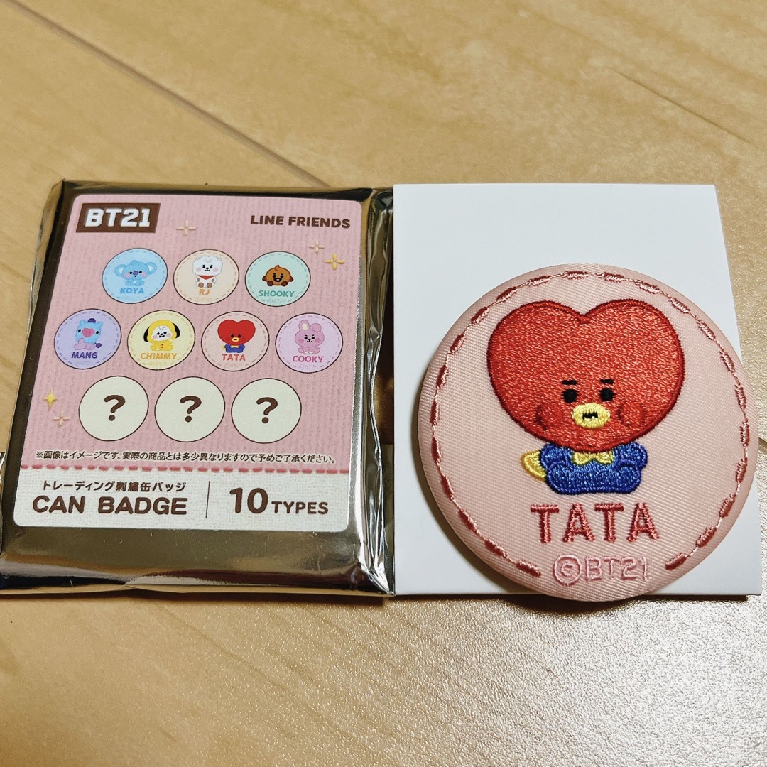BT21(ビーティーイシビル)のBT21 トレーディング 刺繍缶バッジ TATA エンタメ/ホビーのおもちゃ/ぬいぐるみ(キャラクターグッズ)の商品写真
