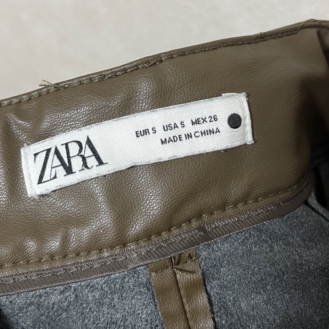 ZARA(ザラ)のZARA フェイクレザー フルレングス パンツ　ブラウン　S 茶　秋服 レディースのパンツ(カジュアルパンツ)の商品写真