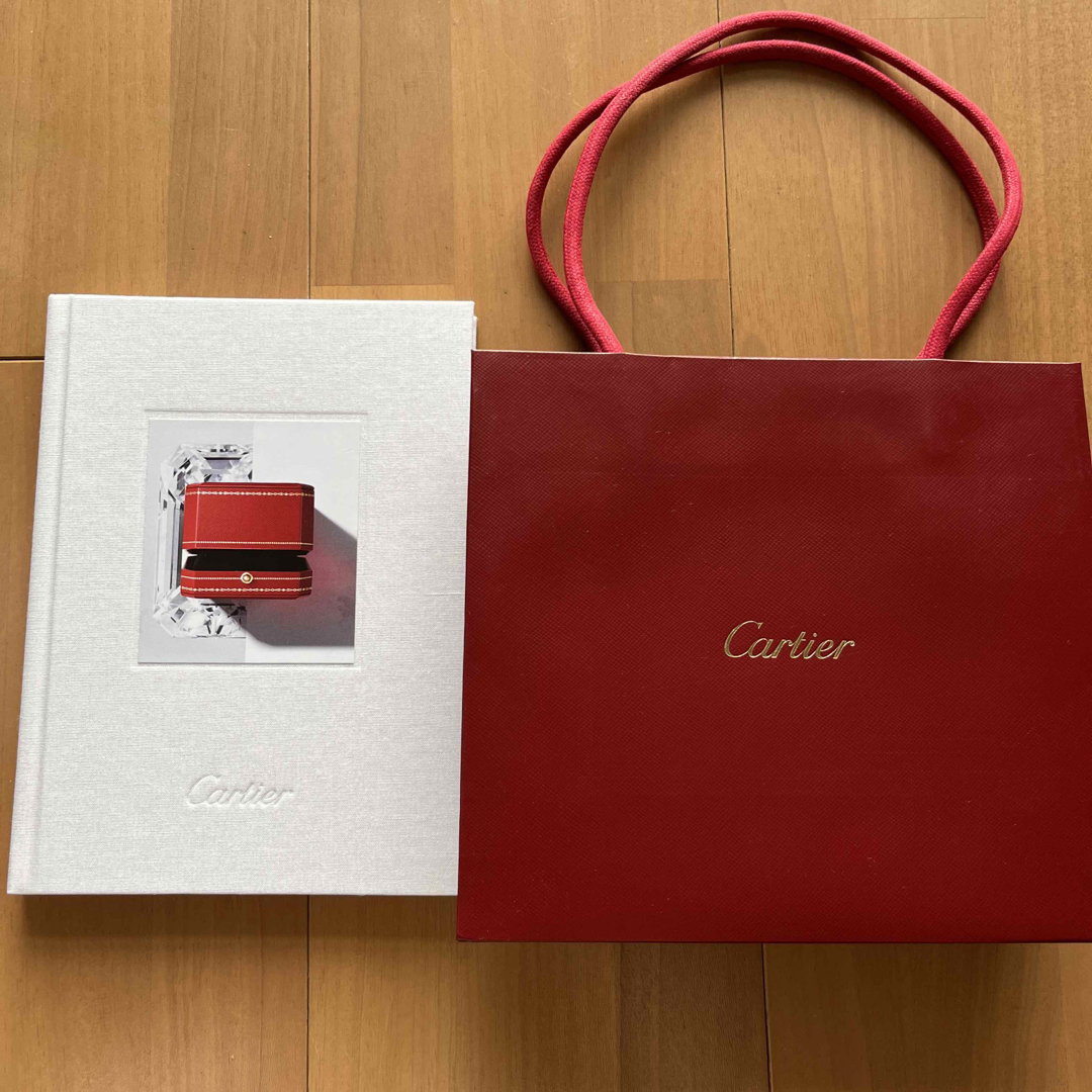 Cartier(カルティエ)のカルティエ　カタログ2023&紙袋 レディースのバッグ(ショップ袋)の商品写真